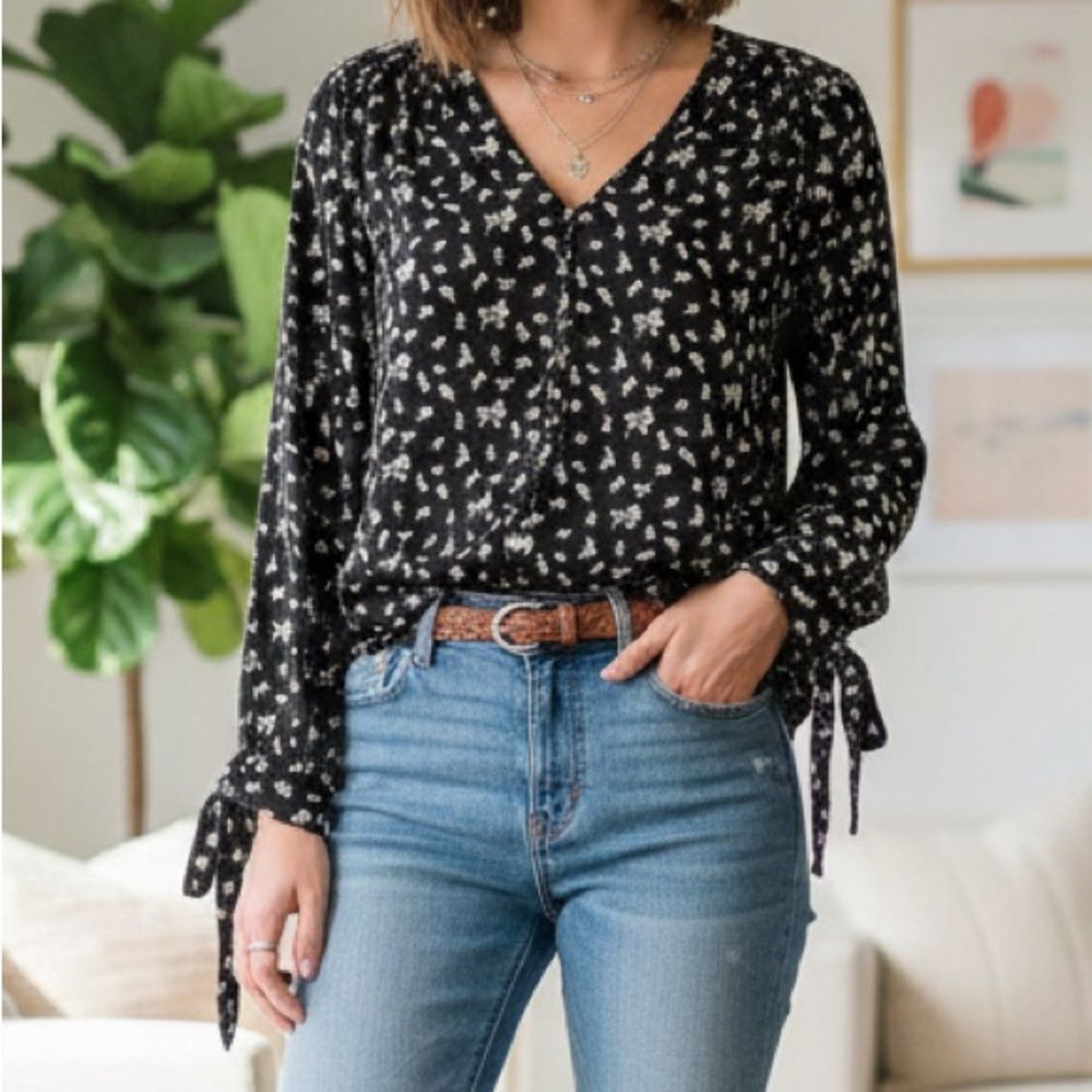 Black Floral Print Blouse Long Sleeve Tie Cuff V-Neck Top Women's Size M Medium
